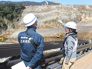 写真2　立野ダムサイトの視察状況