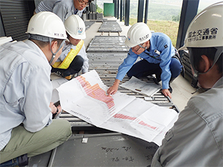 写真4　大分川ダム基礎地盤のボーリングコアの観察状況