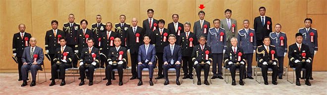 表彰式後の集合写真（赤矢印の先が宮武上席）